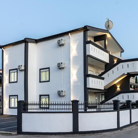 Apart-Hotel Prestige Ulcinj Bagian luar foto