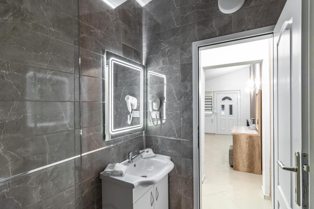 Apart-Hotel Prestige Ulcinj Bagian luar foto