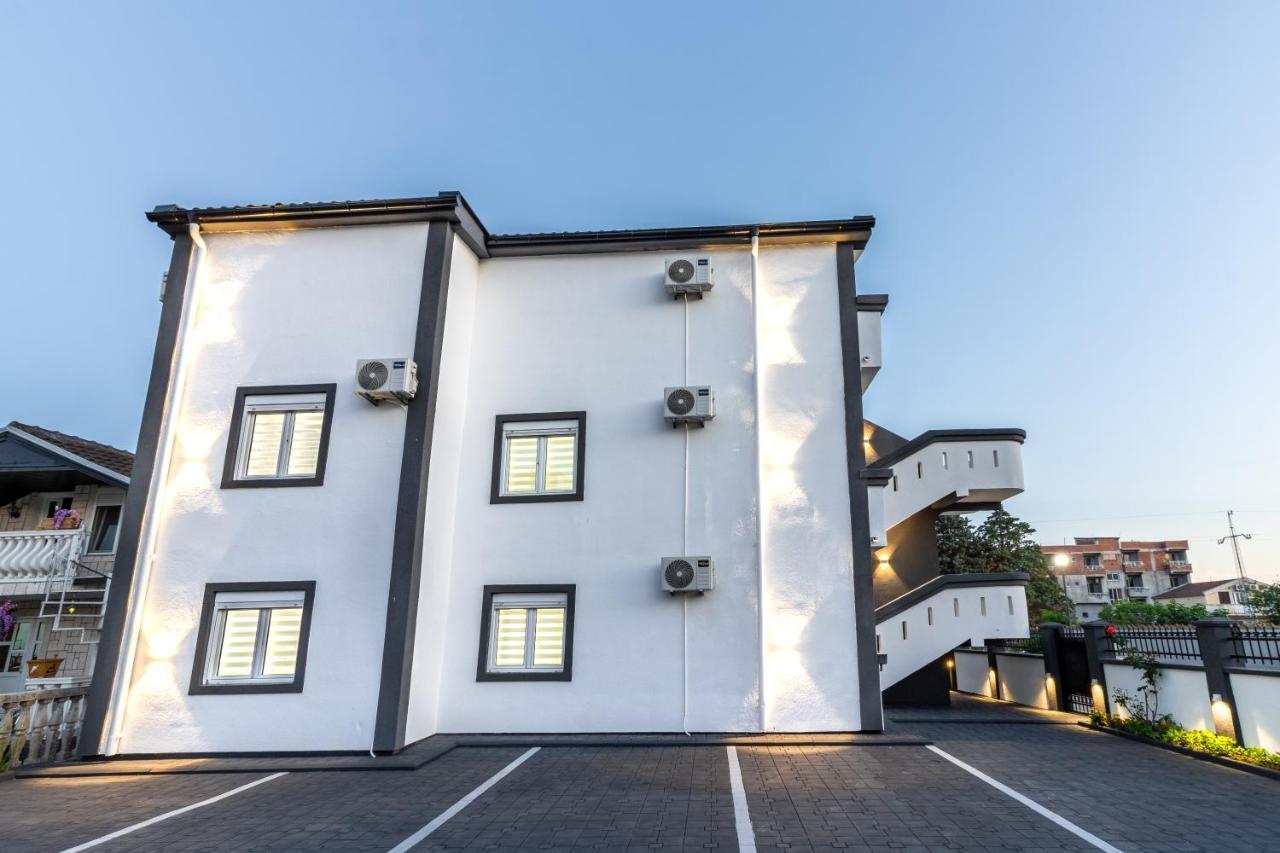 Apart-Hotel Prestige Ulcinj Bagian luar foto