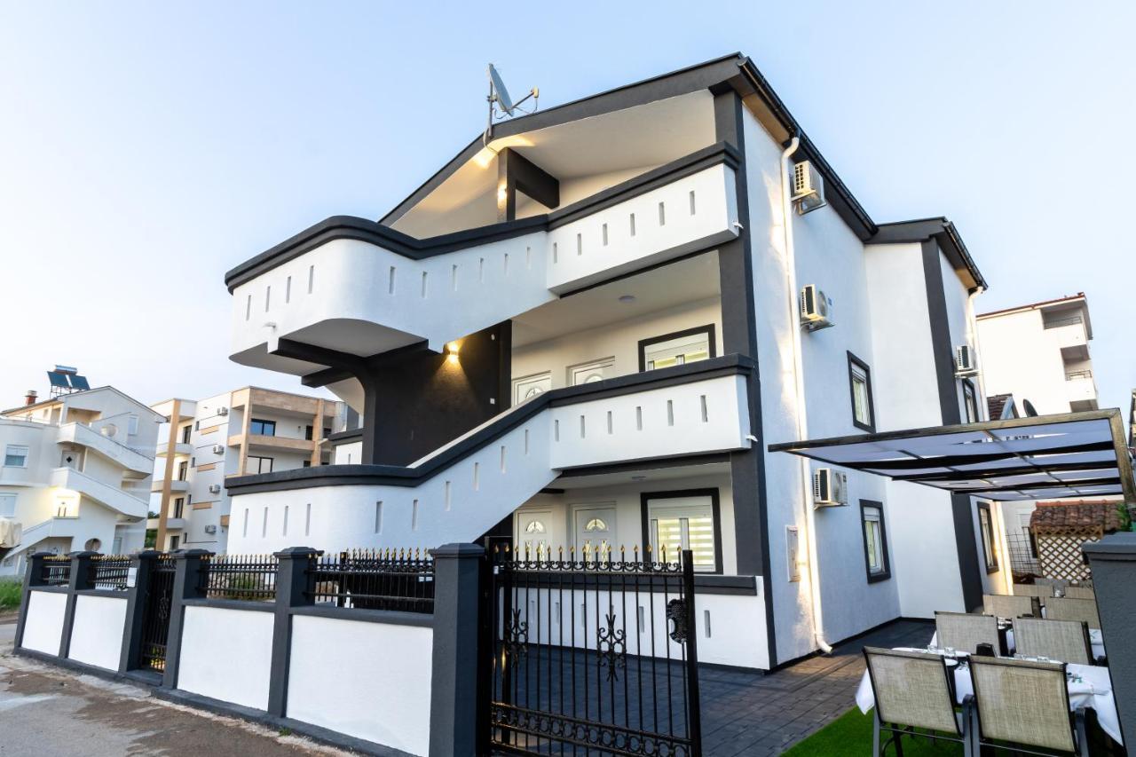 Apart-Hotel Prestige Ulcinj Bagian luar foto