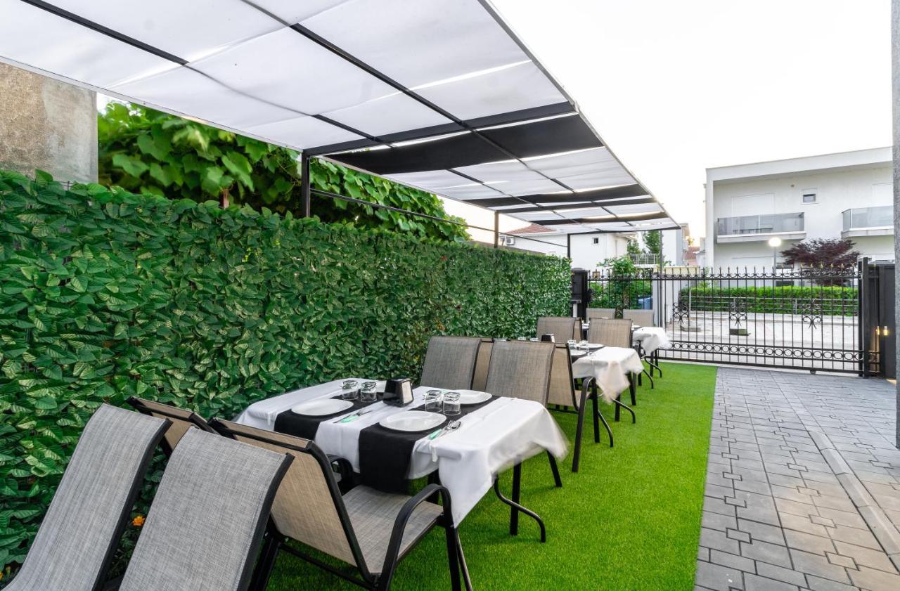 Apart-Hotel Prestige Ulcinj Bagian luar foto